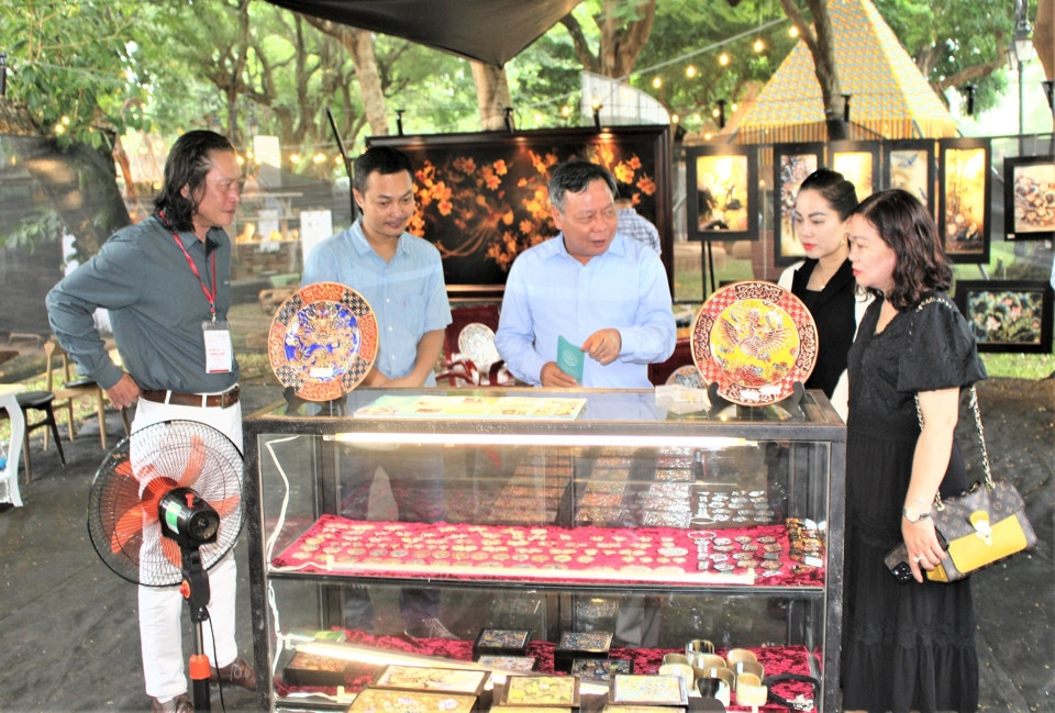 Phó Bí thư Thành ủy Nguyễn Văn Phong tham quan Tuần lễ thiết kế Việt Nam Phó Bí thư Thành ủy Nguyễn Văn Phong tham quan Tuần lễ thiết kế Việt Nam