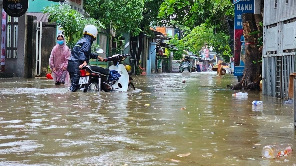 1 người chết, hơn 150 nhà dân bị tốc mái do mưa lớn tại các tỉnh miền Trung