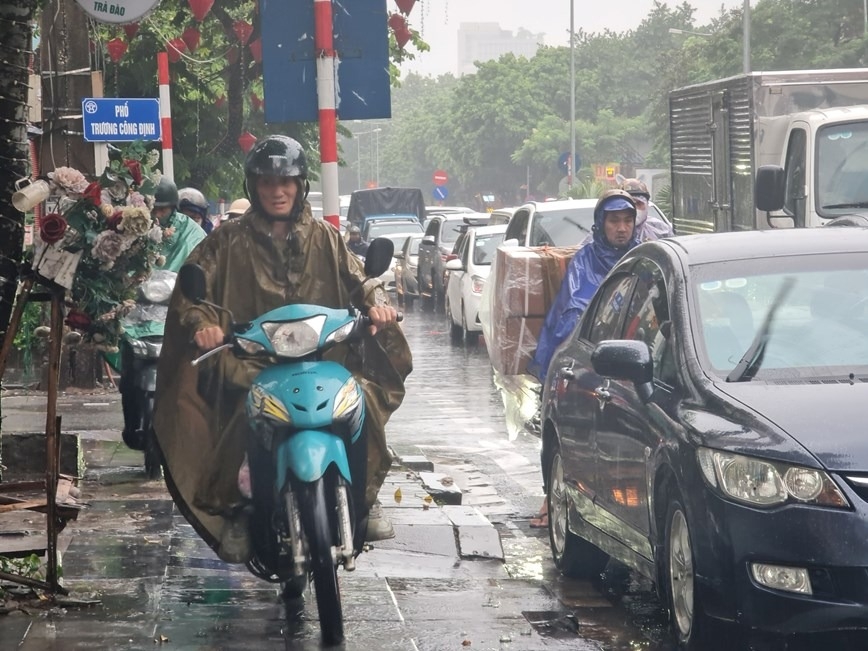 Dự báo thời tiết ngày 27/9/2023: Hà Nội mưa lớn, đề phòng dông lốc và gió giật mạnh