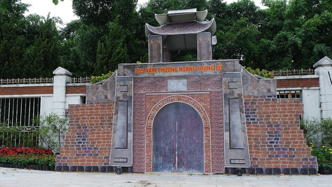 Ngày 1/10/1788, Hoàng đế Quang Trung đã hạ chiếu xây dựng Kinh đô Phượng Hoàng tại xã Yên Trường, huyện Chân Lộc dưới chân núi Dũng Quyết, nay là phường Trung Đô, TP Vinh.