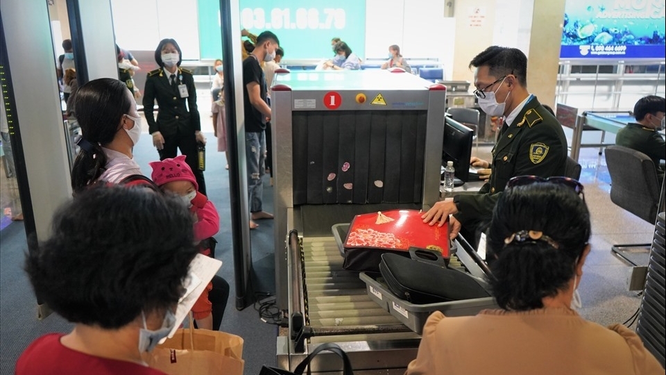 Hà Nội: Kiểm tra công tác chống buôn lậu qua cảng hàng không quốc tế Nội Bài