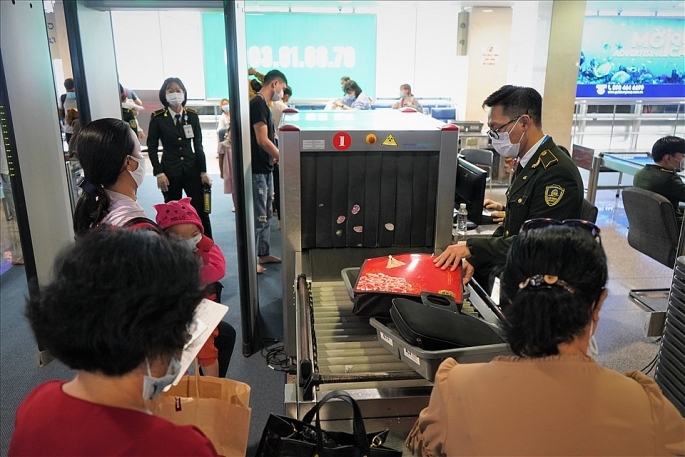 Hà Nội: Kiểm tra công tác chống buôn lậu qua cảng hàng không quốc tế Nội Bài