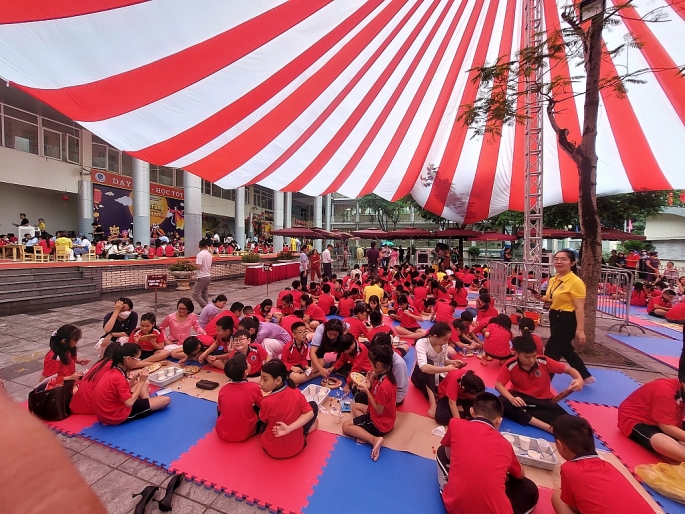 Đấu giá tranh gây quỹ ủng hộ học sinh khuyết tật, có hoàn cảnh khó khăn