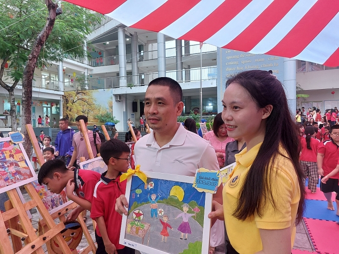 Đấu giá tranh gây quỹ ủng hộ học sinh khuyết tật, có hoàn cảnh khó khăn