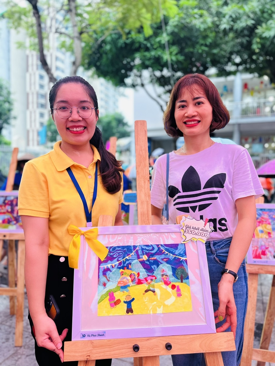 Đấu giá tranh gây quỹ ủng hộ học sinh khuyết tật, có hoàn cảnh khó khăn