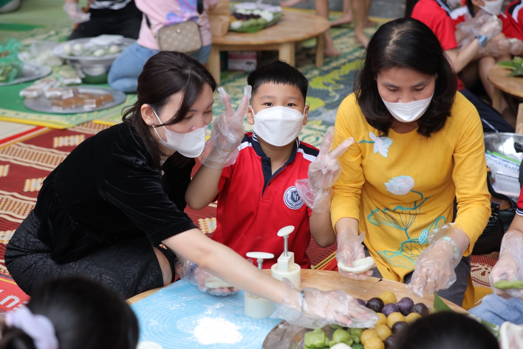 Đấu giá tranh gây quỹ ủng hộ học sinh khuyết tật, có hoàn cảnh khó khăn