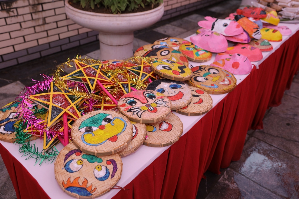 Đấu giá tranh gây quỹ ủng hộ học sinh khuyết tật, có hoàn cảnh khó khăn