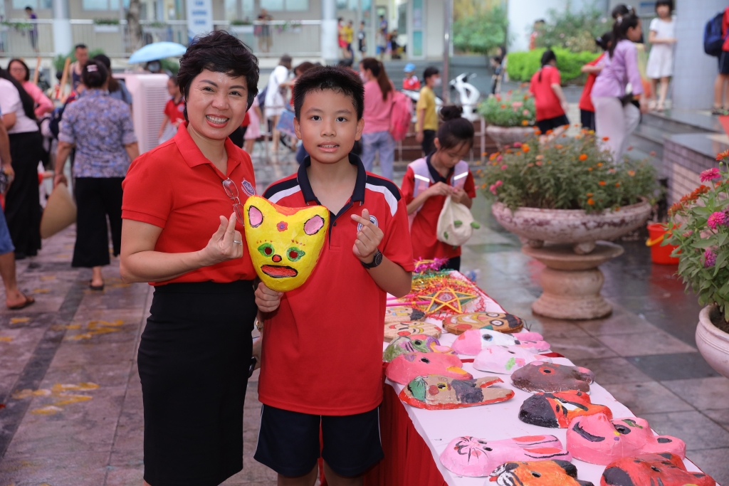 Đấu giá tranh gây quỹ ủng hộ học sinh khuyết tật, có hoàn cảnh khó khăn