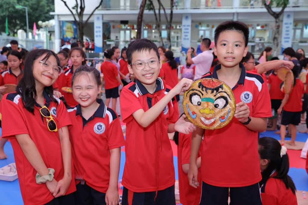 Đấu giá tranh gây quỹ ủng hộ học sinh khuyết tật, có hoàn cảnh khó khăn