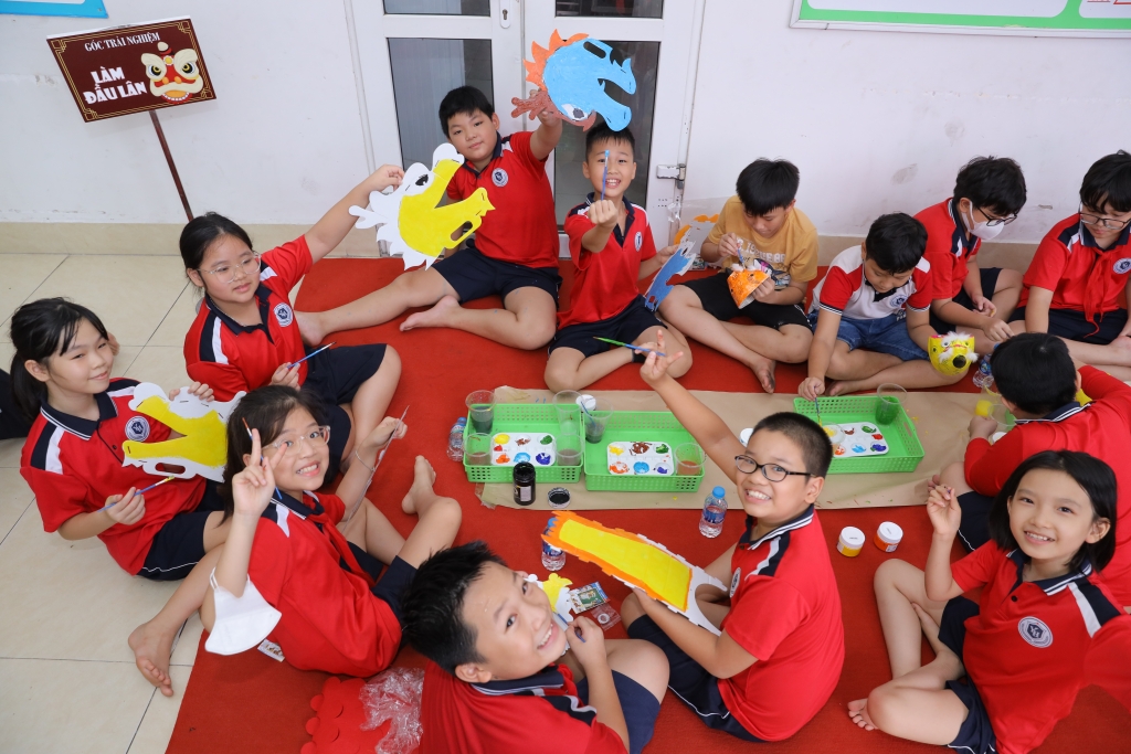 Đấu giá tranh gây quỹ ủng hộ học sinh khuyết tật, có hoàn cảnh khó khăn