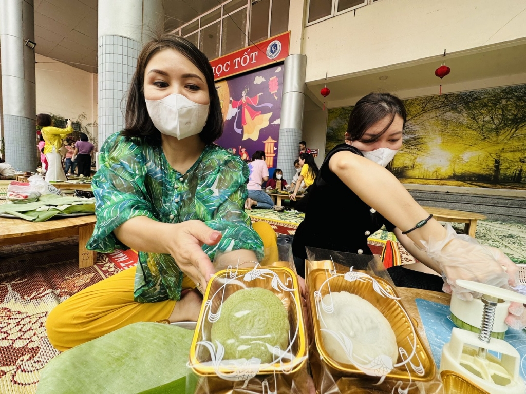 Đấu giá tranh gây quỹ ủng hộ học sinh khuyết tật, có hoàn cảnh khó khăn