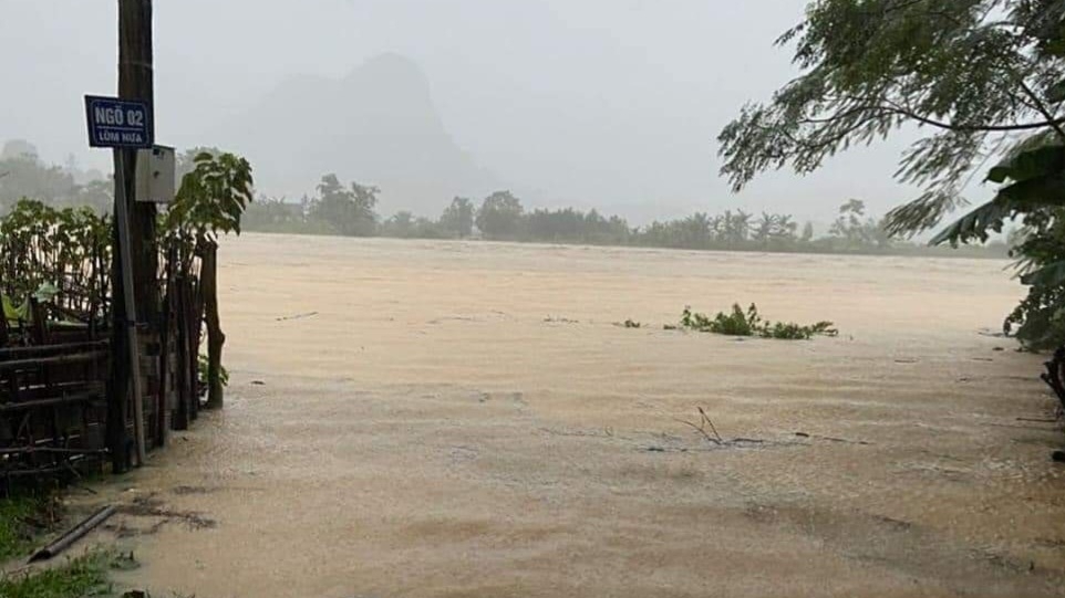 Mưa lớn kéo dài, nhiều tuyến đường ở Thanh Hóa bị ngập lụt