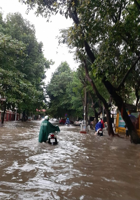 Mưa lớn khiến nhiều tuyến đường tại TP Thanh Hóa ngập gây khó khăn cho người dân di chuyển (ảnh CTV)