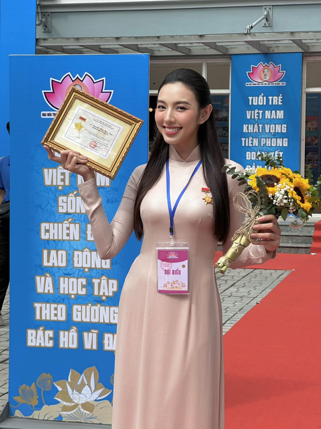 Hoa hậu Thùy Tiên nhận bằng khen “Thanh niên tiên tiến làm theo lời Bác” năm 2023