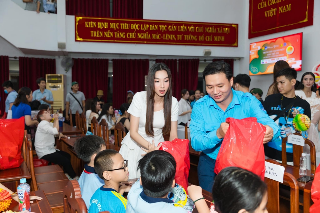 Hoa hậu Thùy Tiên nhận bằng khen “Thanh niên tiên tiến làm theo lời Bác” năm 2023