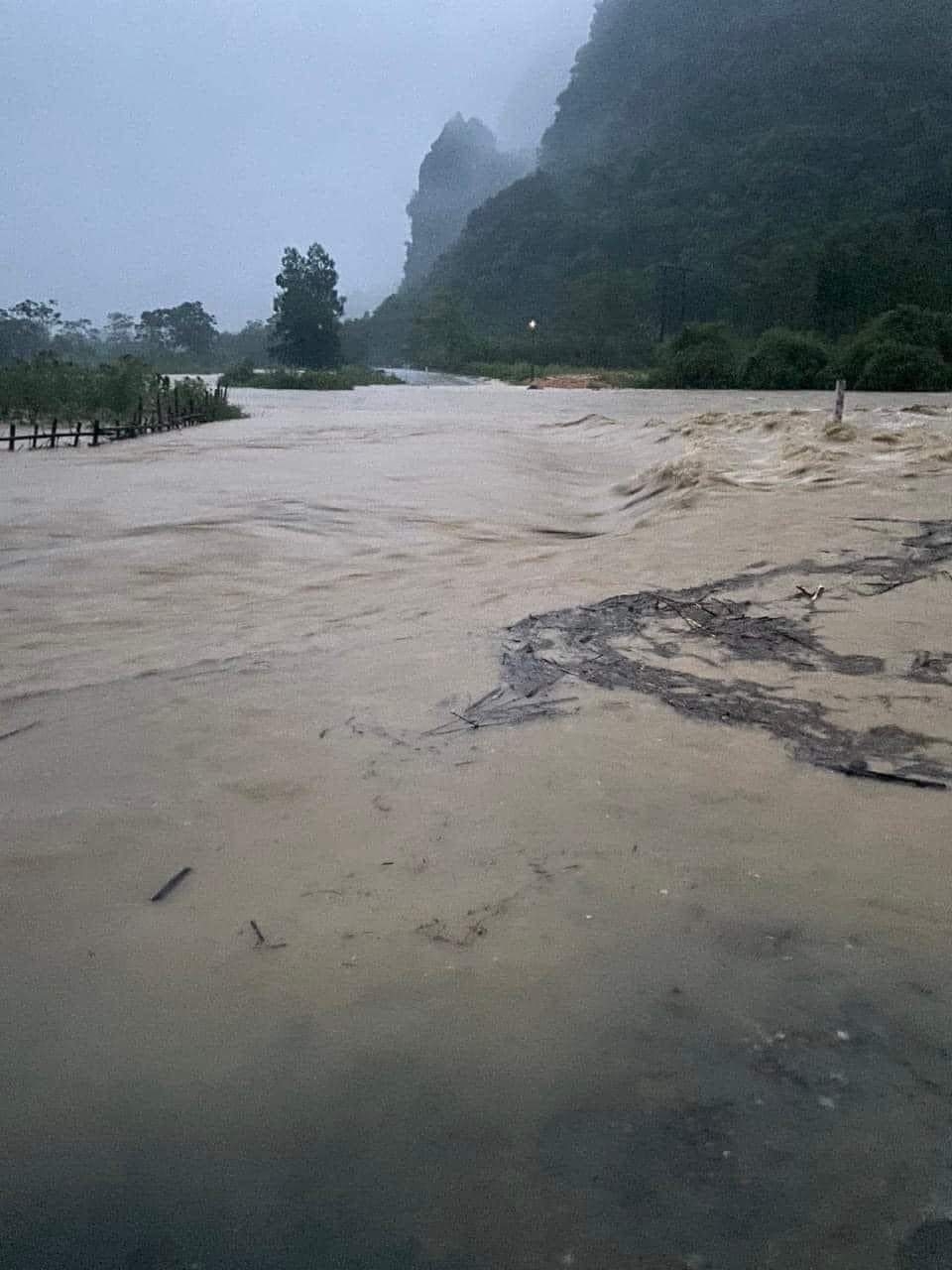 Mưa lớn kéo dài khiến nhiều tuyến đường tại huyện Thường Xuân bị ngập lụt (ảnh CTV)
