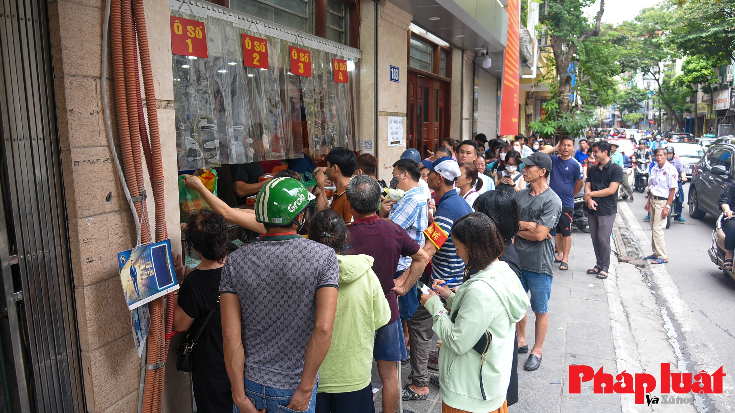 Khách xếp hàng dài mua bánh Trung thu truyền thống trên phố Thụy Khuê