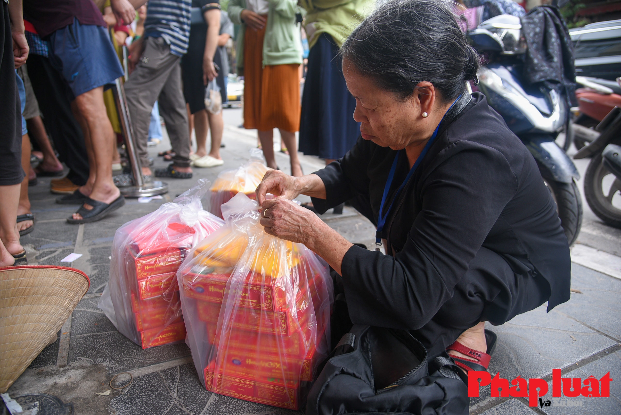 Khách xếp hàng dài mua bánh Trung thu truyền thống trên phố Thụy Khuê