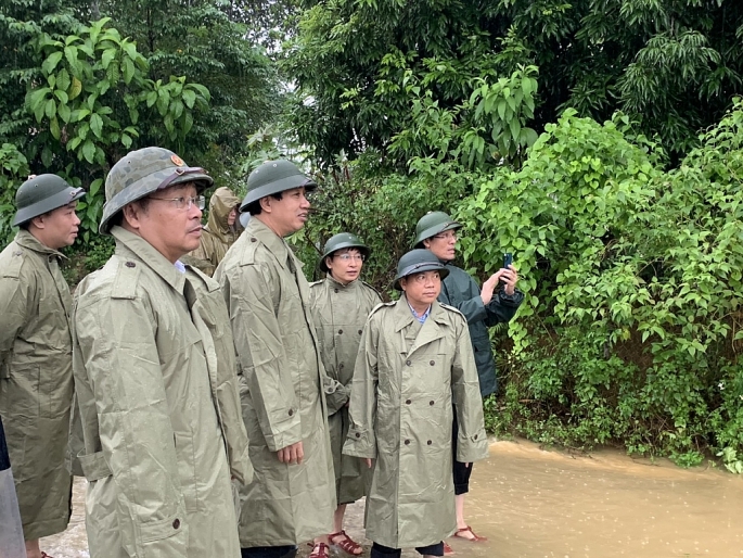 Ông Lê Đức Giang, Phó Chủ tịch UBND tỉnh Thanh Hóa cùng đoàn công tác đến các điểm sạt lở để kiểm tra và chỉ đạo khắc phục sự cố do mưa lũ gây ra (ảnh Q.T)