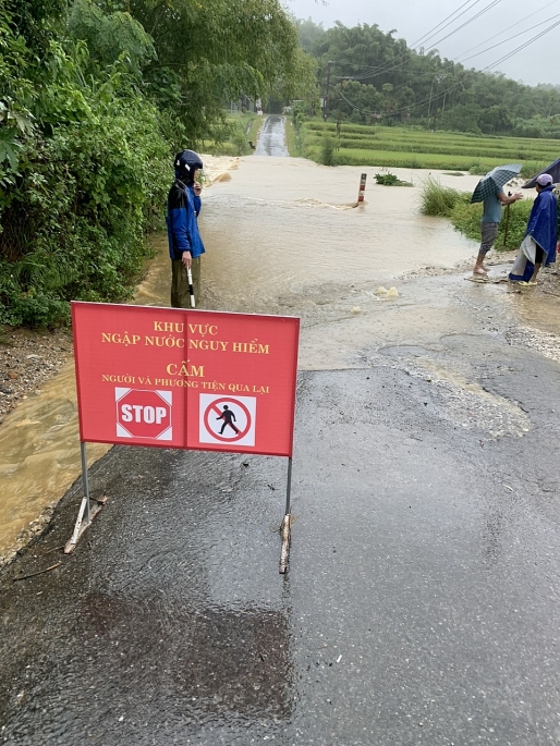 Nhiều tuyến đường, đập tràn bị ngập nước gây khó khăn cho người dân di chuyển (ảnh Huy Hoàng)