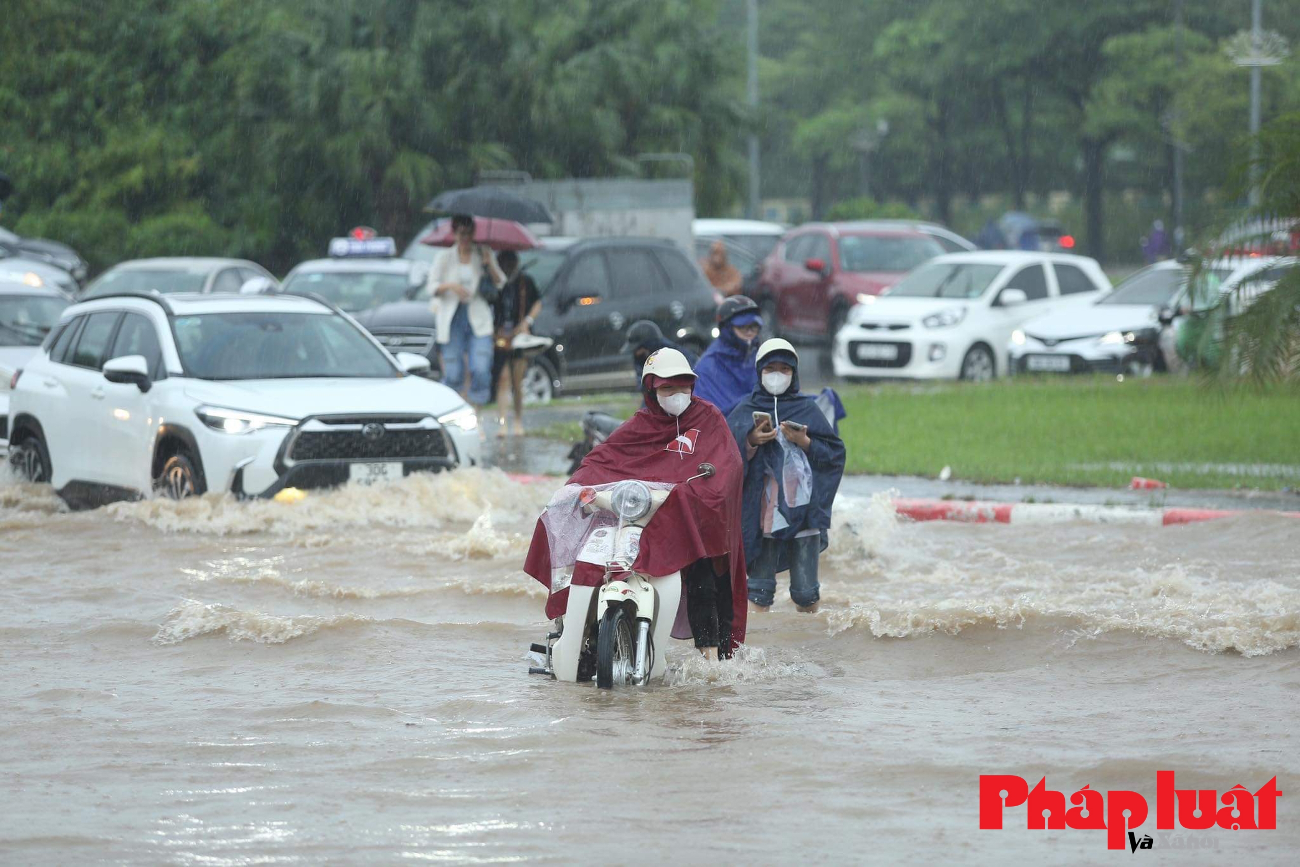 Hà Nội ngập lụt trên diện rộng sau cơn mưa lớn kéo dài