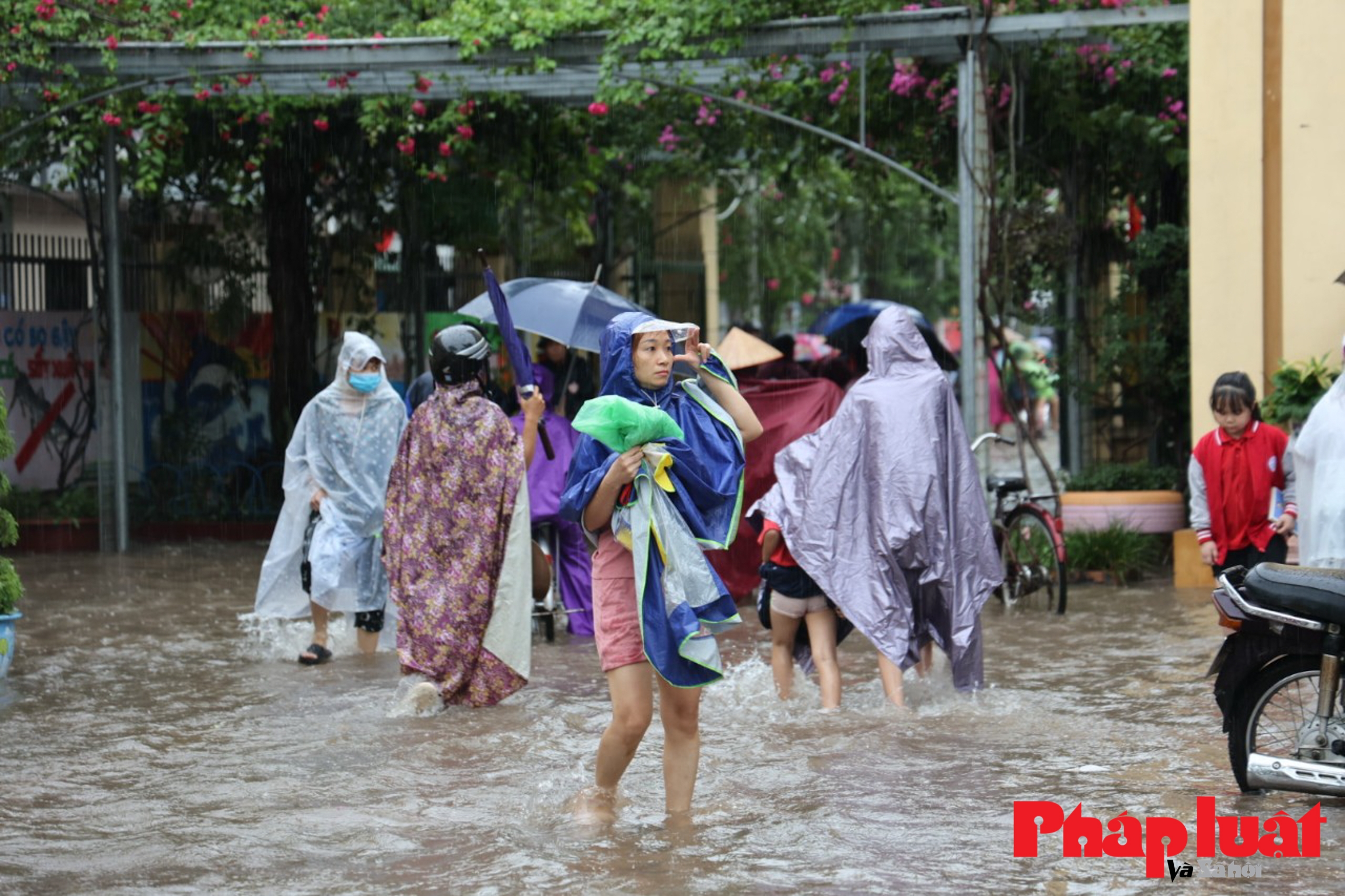 Hà Nội ngập lụt trên diện rộng sau cơn mưa lớn kéo dài