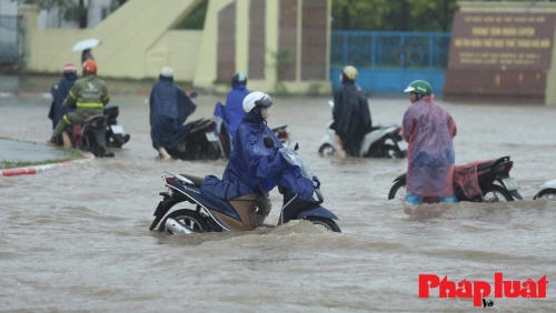 Hà Nội ngập lụt trên diện rộng sau cơn mưa lớn kéo dài