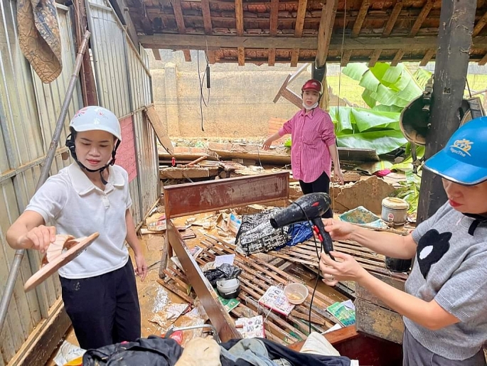 Hàng chục em học sing trường THPT Quỳ Châu mất hết sách vở, đồ dùng sau lũ, nhà trường cùng chính quyền địa phương đang ra sức hỗ trợ các em