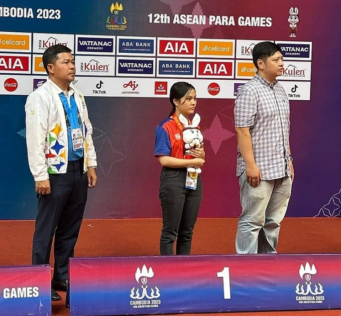 Vận động viên Nguyễn Thị Hồng trên bục nhận HCV tại ASEAN Para Games 12. 