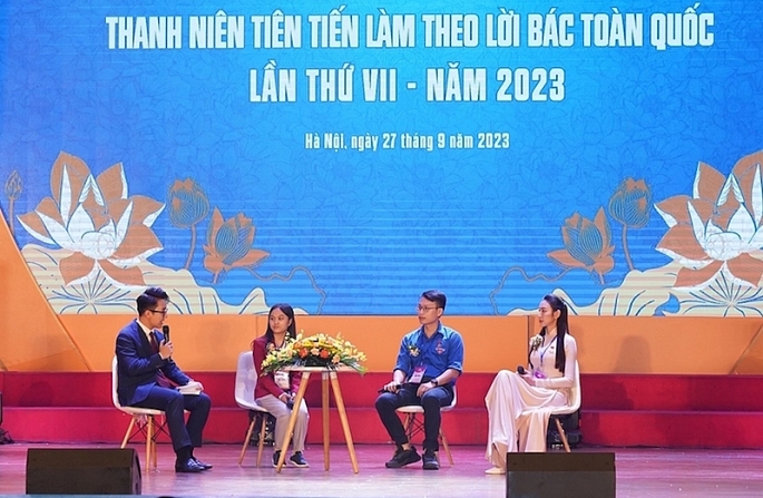 Nguyễn Thị Hồng (thứ 2 từ trái sang) tại chương trình giao lưu cùng đại biểu thanh niên tiên tiến làm theo lời Bác. Ảnh: NVCC