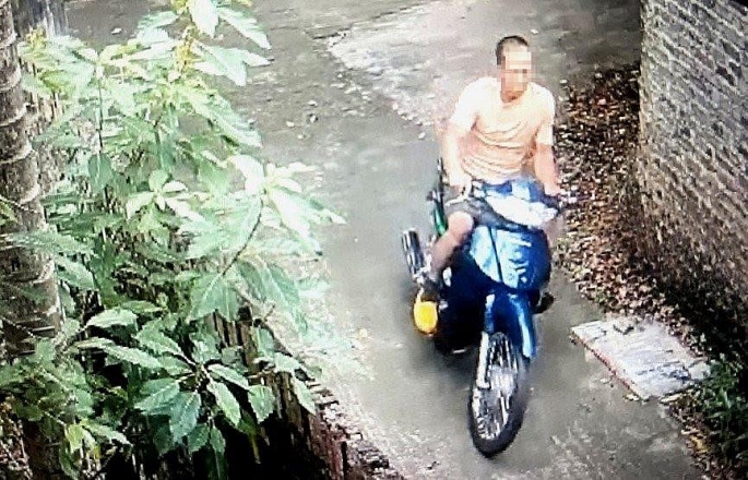 Đối tượng Nguyễn Văn Long lái xe mô tô rời khỏi hiện trường sau khi gây án. (Ảnh trích xuất từ camera)