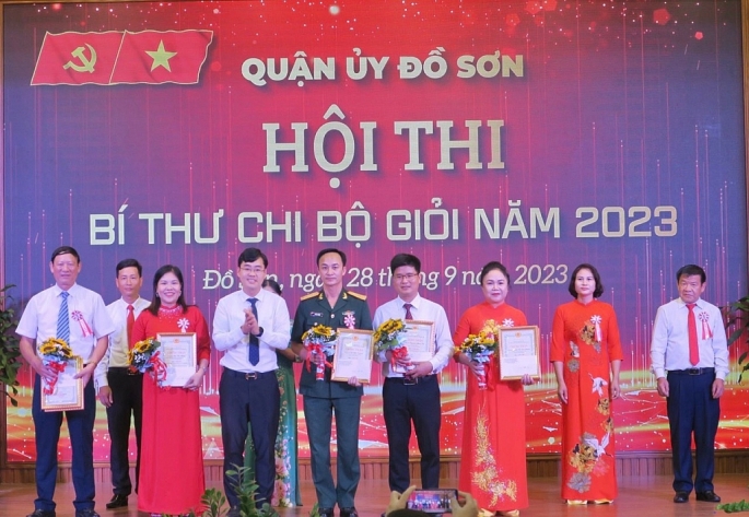 Ông Nguyễn Quang Diện – Phó Bí thư Thường trực Quận ủy Đồ Sơn, Trưởng Ban Tổ chức trao giải cho các đội thi Ông Nguyễn Quang Diện – Phó Bí thư Thường trực Quận ủy Đồ Sơn, Trưởng Ban Tổ chức trao giải cho các đội thi