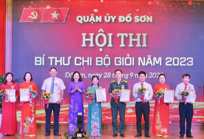 Bà Bùi Thị Hồng Vân – Bí thư Quận ủy Đồ Sơn trao giải cho các thí sinh tham dự hội thi. Ảnh: Ngọc Dũng Bà Bùi Thị Hồng Vân – Bí thư Quận ủy Đồ Sơn trao giải cho các thí sinh tham dự hội thi. Ảnh: Ngọc Dũng