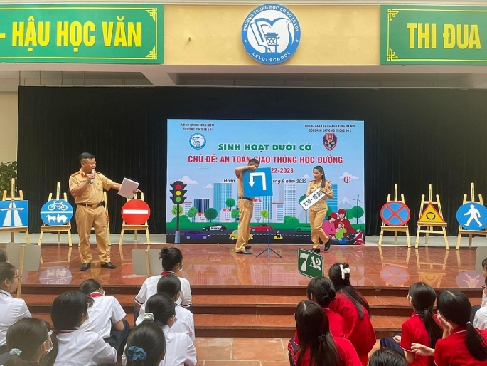 CSGT Hà Nội tuyên truyền Luật ATGT cho học sinh tại quận Hoàn Kiếm 	Ảnh: P.L