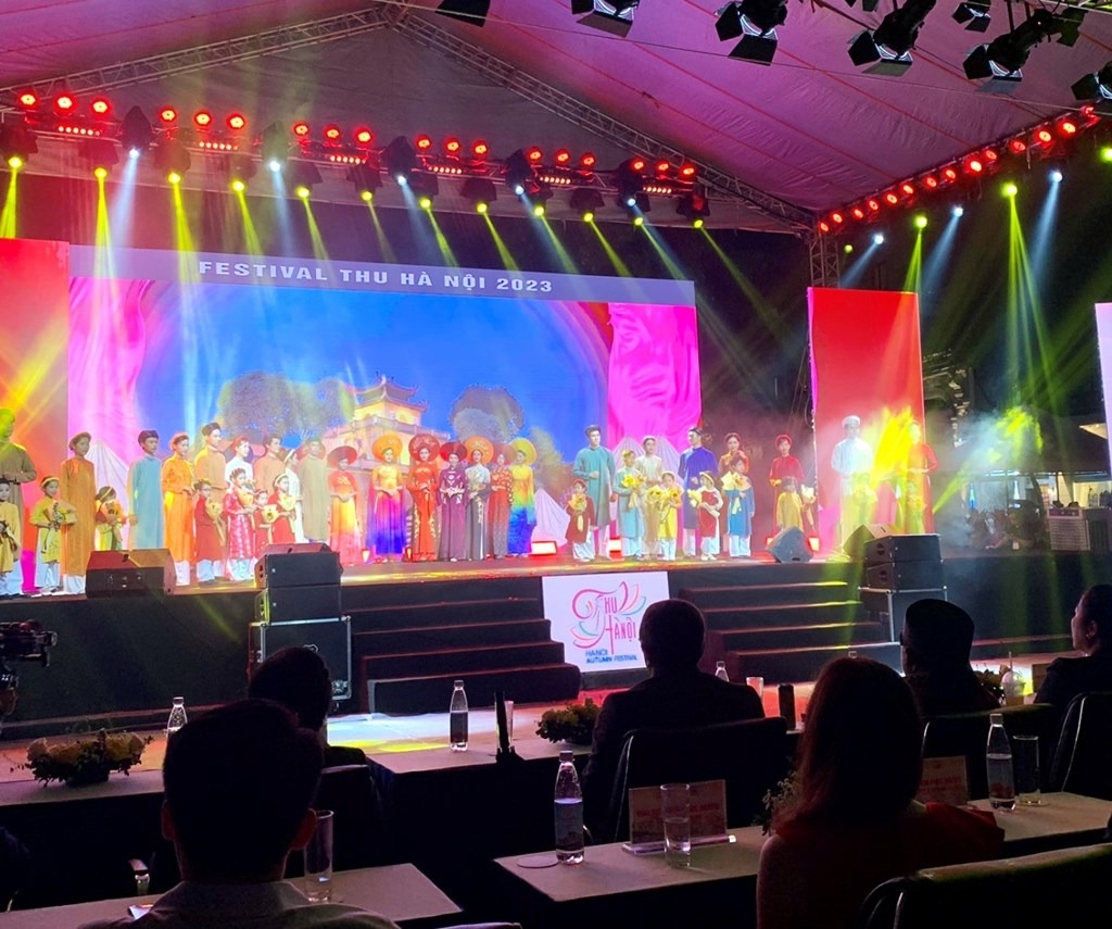   Màn biểu diễn áo dài truyền thống tại Lễ Khai mạc Festival Thu Hà Nội năm 2023. Ảnh: Hằng Trần