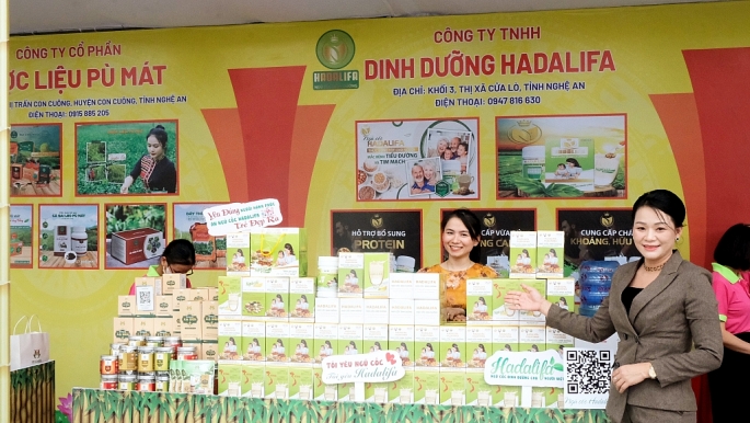 Cty Hadalifa là một trong những đơn vị có sản phẩm OCOP có thương hiệu lớn góp mặt trong trưng bày lần này đến từ thị xã Cửa Lò. Sản phẩm ngũ cốc dinh dưỡng đạt 3 sao và hiện đang phân phối ở thị trường trong nước, thị trường Thái Lan, Liên Bang Nga...