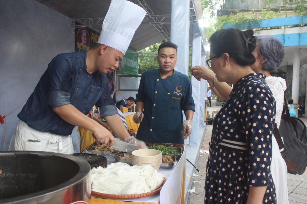 Hàng nghìn du khách thích thú với trải nghiệm “Không gian ẩm thực Hà Nội”
