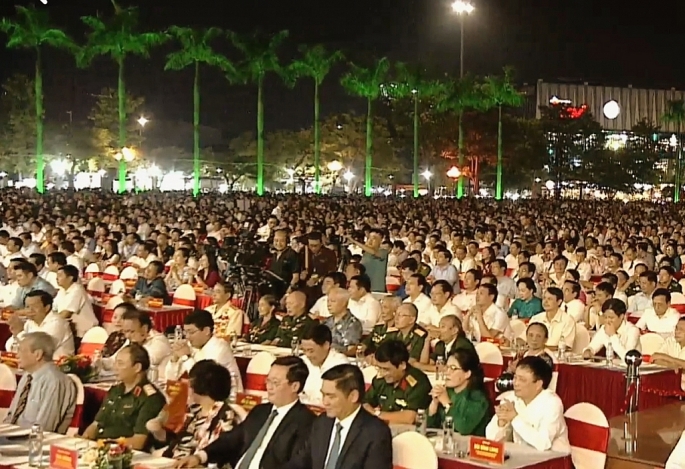 Các đại biểu cùng hàng vạn người dân tham dự lễ kỷ niệm