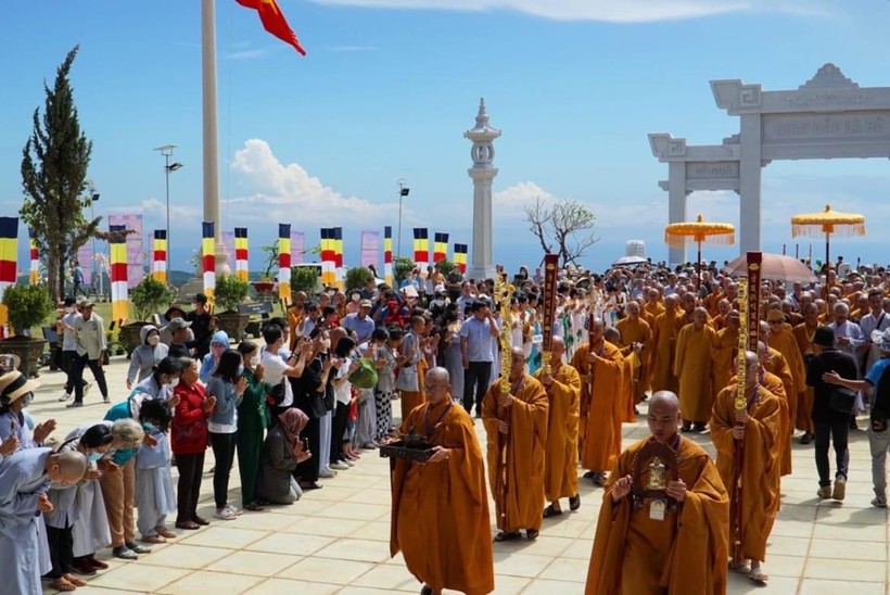 Tăng sư cùng đông đảo Phật tử tôn nghiêm tham dự lễ khánh thành ảnh 17