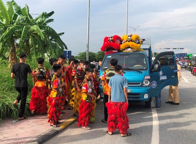 Nhóm múa lân vi phạm trật tự an toàn giao thông bị Tổ công tác dừng xe và lập biên bản xử lý hành vi vi phạm. Ảnh: Công an TP Hải Phòng