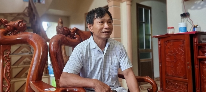 Ông Nguyễn Văn Trường, Trưởng thôn 10, xã Quỳnh Lộc trao đổi với PLXH (ảnh Huy Hoàng)
