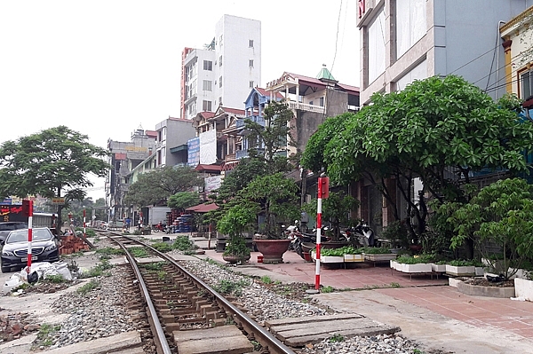 Tăng cường công tác đảm bảo an toàn giao thông đường sắt tại các lối đi tự mở. Ảnh: V. Hùng