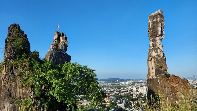 Di tích thắng cảnh Hòn Vọng Phu nằm trong cụm Di tích nghệ thuật và thắng cảnh núi An Hoạch (ảnh Huy Hoàng)