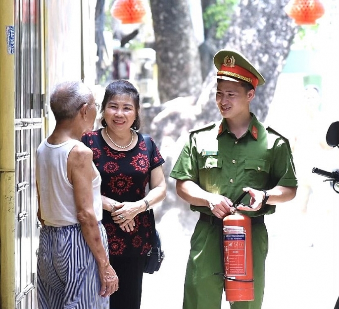 Dù trong bất cứ hoàn cảnh, thời gian nào, những người lính PCCC và CNCH (Công an huyện Thanh Trì) cũng luôn sẵn sàng nhận nhiệm vụ để bảo vệ tính mạng, tài sản cho Nhân dân. Ảnh: P. Xuyến