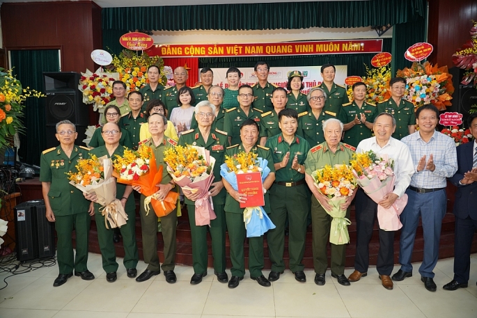 Các đại biểu chúc mừng các thành viên CLB “Trái tim người lính Thủ đô” trong lễ ra mắt    Ảnh: Hồng Anh