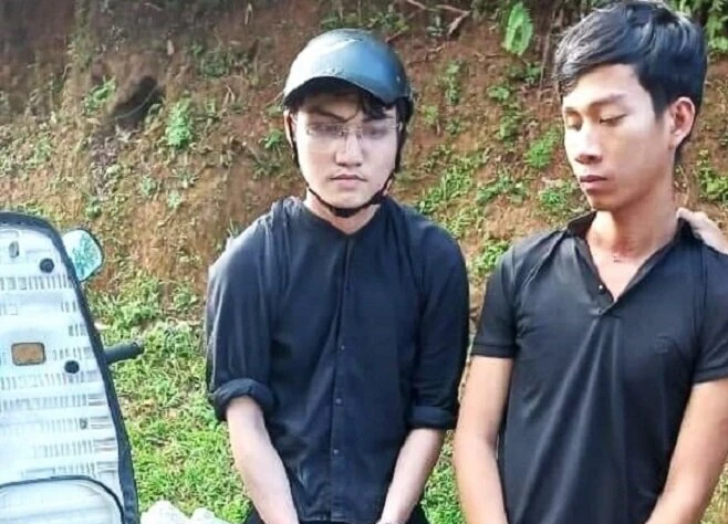 2 nghi phạm bị bắt khi đang lẩn trốn tại huyện miền núi Ba Tơ. Ảnh: CQCA