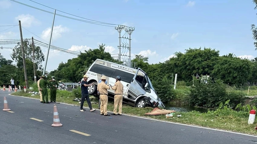 Ô tô 16 chỗ đâm liên hoàn ở Hải Phòng khiến 2 người thương vong