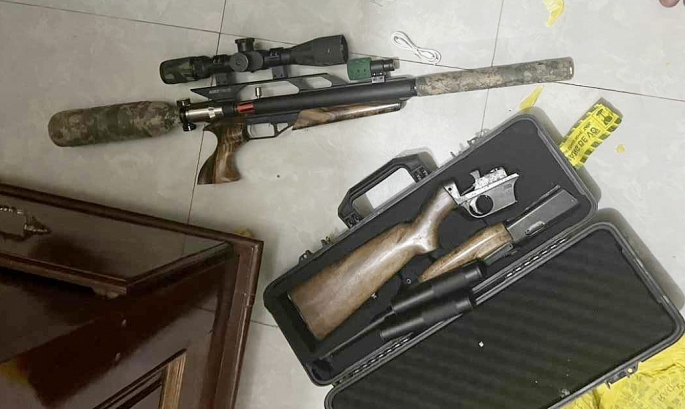 Hai khẩu súng được thu giữ tại nhà các đối tượng. 