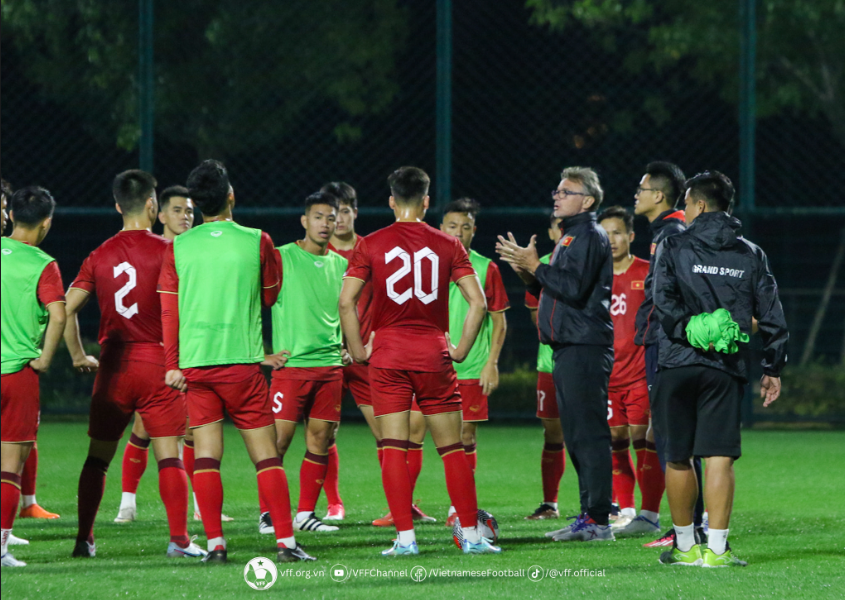 Đội tuyển Việt Nam đã có mặt và tập buổi đầu tiên tại Trung Quốc