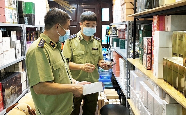 Cục Quản lý thị trường Hà Nội kiểm tra một cơ sở chuyên kinh doanh mỹ phẩm tại Hà Nội. Ảnh: VGP/DA
